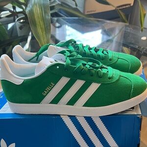 Adidas Gazelle Green and White Sneakers shoes are perfect box is destroyed